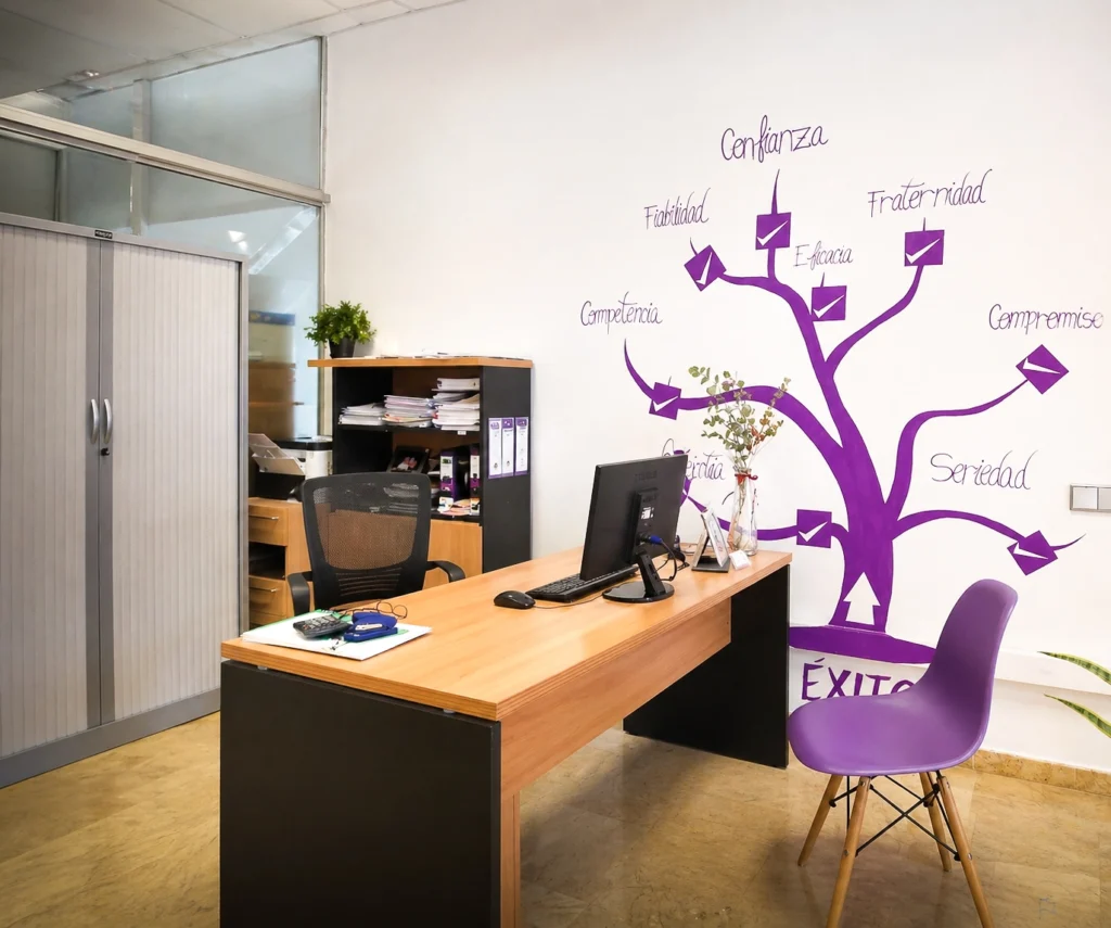 Interior de l’oficina de Tioxe Serveis Empresarials a Granollers, assessoria amb espai de treball modern i atenció professional